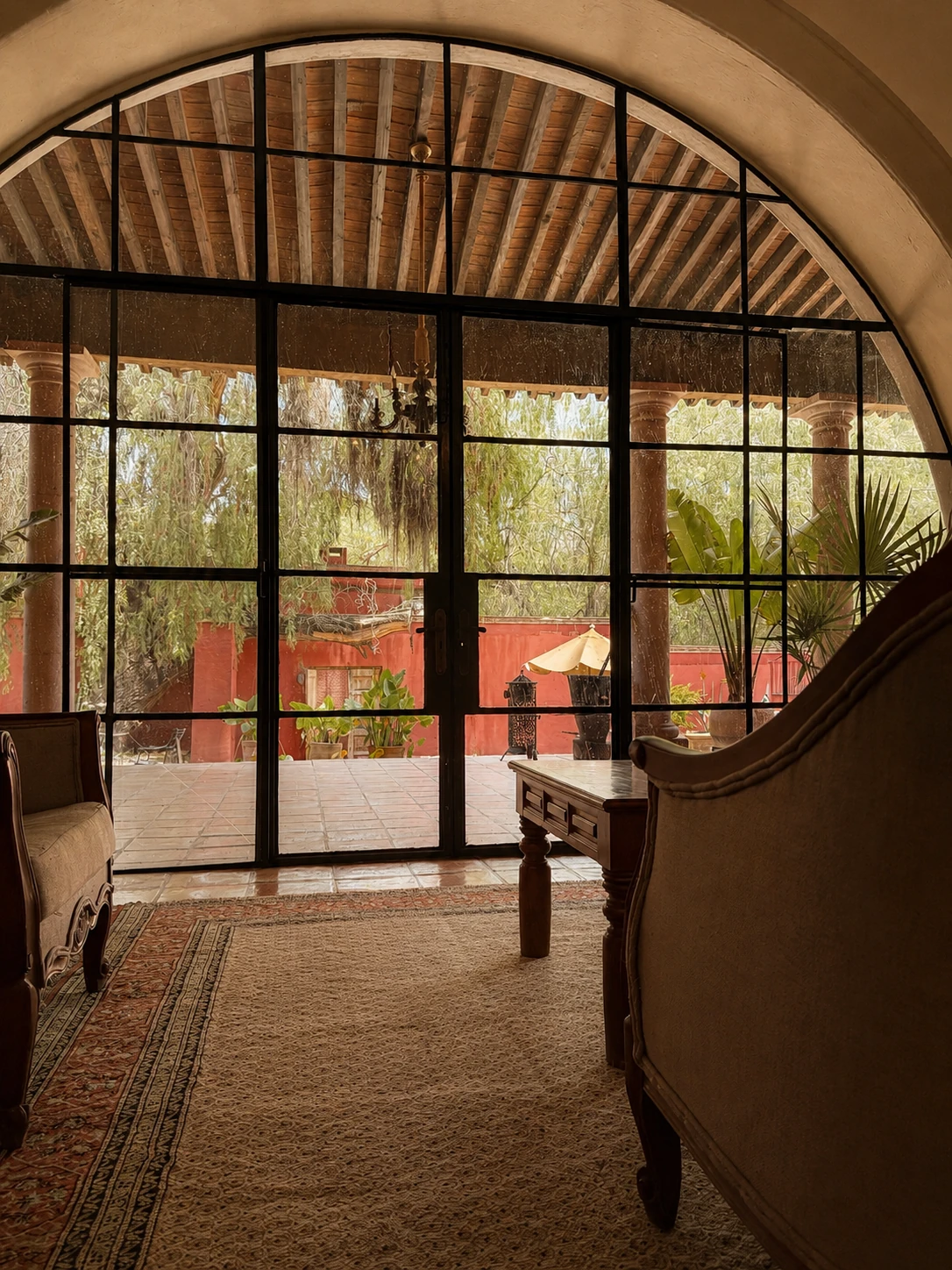 Ventanal arqueado e interior de Hacienda TAI Capulín